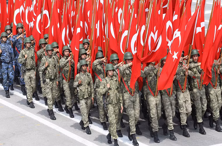 Trong bài phân tích của chuyên gia chính trị người Nga Evgeni Krutikov được Sputnik đăng tải cho rằng, dù Thổ Nhĩ Kỳ sở hữu quân đội lớn thứ hai trong khối quân sự NATO, nhưng thực chất Quân đội Thổ Nhĩ Kỳ chỉ là một "con cọp giấy". Cuộc đảo chính quân sự bất thành vào tháng trước đã một phần nào đó chứng minh điều này, chưa kể nó còn làm Quân đội Thổ Nhĩ Kỳ suy yếu nghiêm trọng.