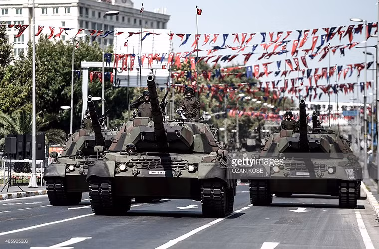 Sở hữu lực lượng vũ trang có quy mô lên tới 750.000 quân với Lục quân, Không quân và Hải quân đều phát triển mạnh, nhưng cách xử lý khủng hoảng trong thời gian gần đây đã thể hiện Quân đội Thổ Nhĩ Kỳ không mạnh như người ta tưởng. Thậm chí thất bại của lực lượng này còn nhiều hơn cả thành công.