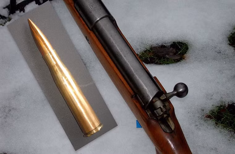 Súng chống tăng Mauser 1918 sử dụng cơ chế lên đạn khóa nòng then xoay, bắn phát một và lên đạn thủ công. Độ giật của súng khi bắn khá lớn điều này một phần nào đó ảnh hưởng tới độ chính xác của đường đạn, mặc dù súng được trang bị giá đỡ bằng sắt nặng hơn 2kg, xạ thủ của Mauser 1918 chỉ có thể bắn tối đa ba phát trước khi chuyển súng cho đồng đội của mình.