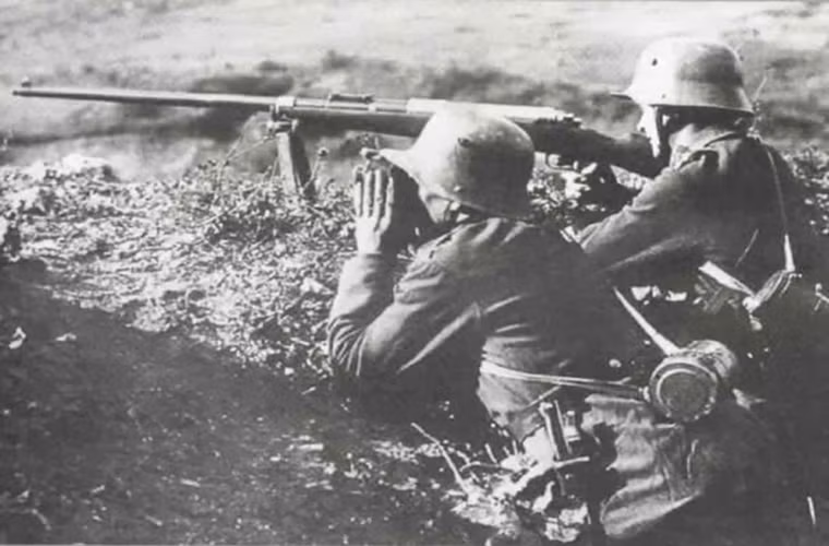 Về thiết kế, Mauser 1918 gần như là một mẫu súng trường phóng to được làm bằng thép và gỗDo đó trọng lượng của súng khá nặng lên tới 18.5kg bao gồm cả giá đỡ tương tự như các dòng súng bắn tỉa ngày nay. Chính vì vậy mà mỗi tổ đội của Mauser 1918 cần tới hai người gồm một xạ thủ và một nạp đạn kiêm trinh sát.