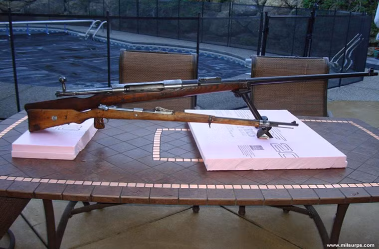 Mauser 1918 T-Gewehr được biết tới như là súng chống tăng đầu tiên trên thế giới, nó được thiết kế và phát triển trong Chiến tranh Thế giới thứ I - cuộc chiến đầu tiên có sự tham gia của những cỗ máy bọc thép trên chiến trường. Tất nhiên, trước Mauser 1918 cũng có một số mẫu súng chống tăng khác, nhưng Mauser 1918 là khẩu súng hoàn chỉnh và được đưa vào sử dụng rộng rãi nhất.