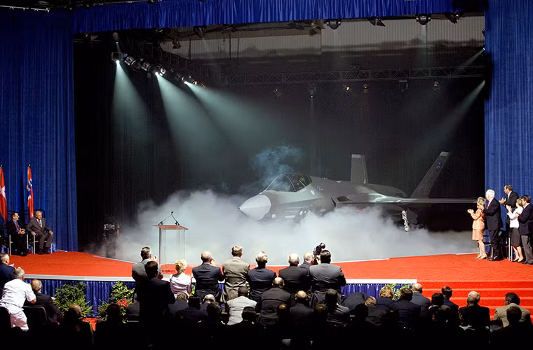 Tướng Herbert "Hawk" Carlisle – người đứng đầu Bộ Tư lệnh Tác chiến trên không thuộc Không quân Mỹ lại nghĩ khác, khi ông cho rằng số lượng F-35 cần được đưa vào trang bị trong biên chế không quân mỗi năm chỉ nên ở mức 40 chiếc, nhưng con số này nay đã tăng lên 60 chiếc. Và Không quân Mỹ trên thực tế chỉ cần ít hơn 60 chiếc F-35 mỗi năm từ nay đến năm 2021 để thay thế số máy bay chiến đấu đã lỗi thời.