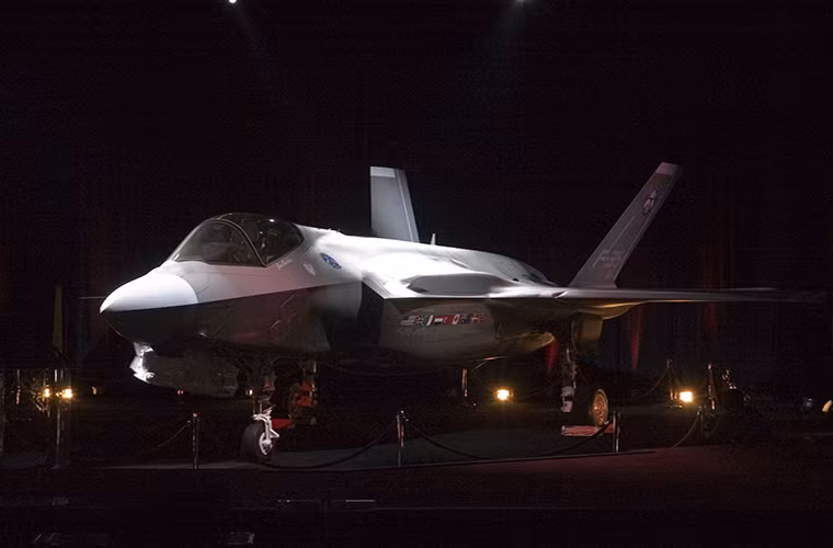 John Venable - một chuyên gia quốc phòng cho biết, hiện tại Không quân Mỹ đang trì hoãn việc mua và thanh toán cho số F-35A mới để có ngân sách chi trả cho các hoạt động khác và điều này là trái với quy định nhất là khi số tiền trên do Quốc hội Mỹ cấp cho họ.