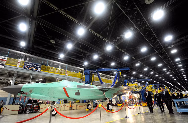 Còn các quan chức cấp cao của Không quân Mỹ lại tỏ ra lo ngại rằng việc trì hoãn kế hoạch mua F-35 sẽ ảnh hưởng đến khả năng đối phó với các mối đe dọa có thể gây ảnh hưởng đến an ninh quốc gia của nước này và việc duy trì phi đội F-35 trong biên chế. Thậm chí các quan chức này còn cho rằng mọi vấn đề đều có thể giải quyết bằng tiền.