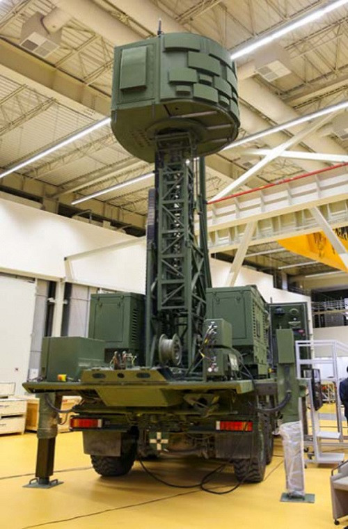 Trong đó, hệ thống radar hỗ trợ điện tử được trang bị cụm hai tháp ăng-ten cỡ lớn có khả năng thu gọn lại khi di chuyển, với thiết kế chính là trinh sát vô tuyến, thu thập dữ liệu tình báo, nhận dạng và cảnh báo sớm các mối đe dọa trên chiến trường. Cụm hệ thống radar này có thiết kế theo dạng modul hoạt động trên đa tần số và có tầm hoạt động lên đến 150km.
