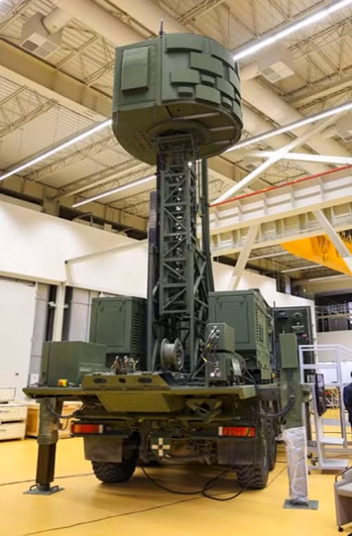 Trong đó, hệ thống radar hỗ trợ điện tử được trang bị cụm hai tháp ăng-ten cỡ lớn có khả năng thu gọn lại khi di chuyển, với thiết kế chính là trinh sát vô tuyến, thu thập dữ liệu tình báo, nhận dạng và cảnh báo sớm các mối đe dọa trên chiến trường. Cụm hệ thống radar này có thiết kế theo dạng modul hoạt động trên đa tần số và có tầm hoạt động lên đến 150km.