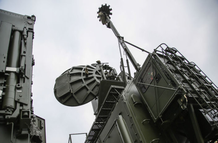 Tổ hợp chiến tác chiến điện tử Krasukha-4 của Nga được đánh giá cao hơn rất nhiều so với Koral khi nó có tầm hoạt động vượt trội, bên cạnh đó khả năng áp chế điện tử đa mục tiêu của Krasukha-4 là độc nhất vô nhị trên thế giới.