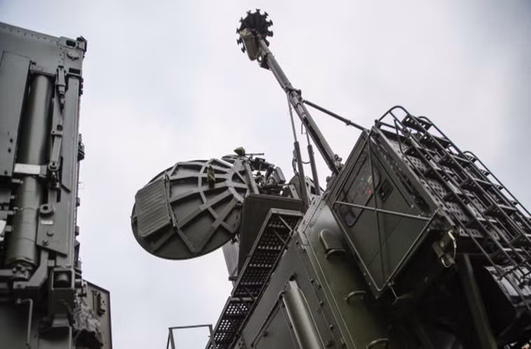 Tổ hợp chiến tác chiến điện tử Krasukha-4 của Nga được đánh giá cao hơn rất nhiều so với Koral khi nó có tầm hoạt động vượt trội, bên cạnh đó khả năng áp chế điện tử đa mục tiêu của Krasukha-4 là độc nhất vô nhị trên thế giới.