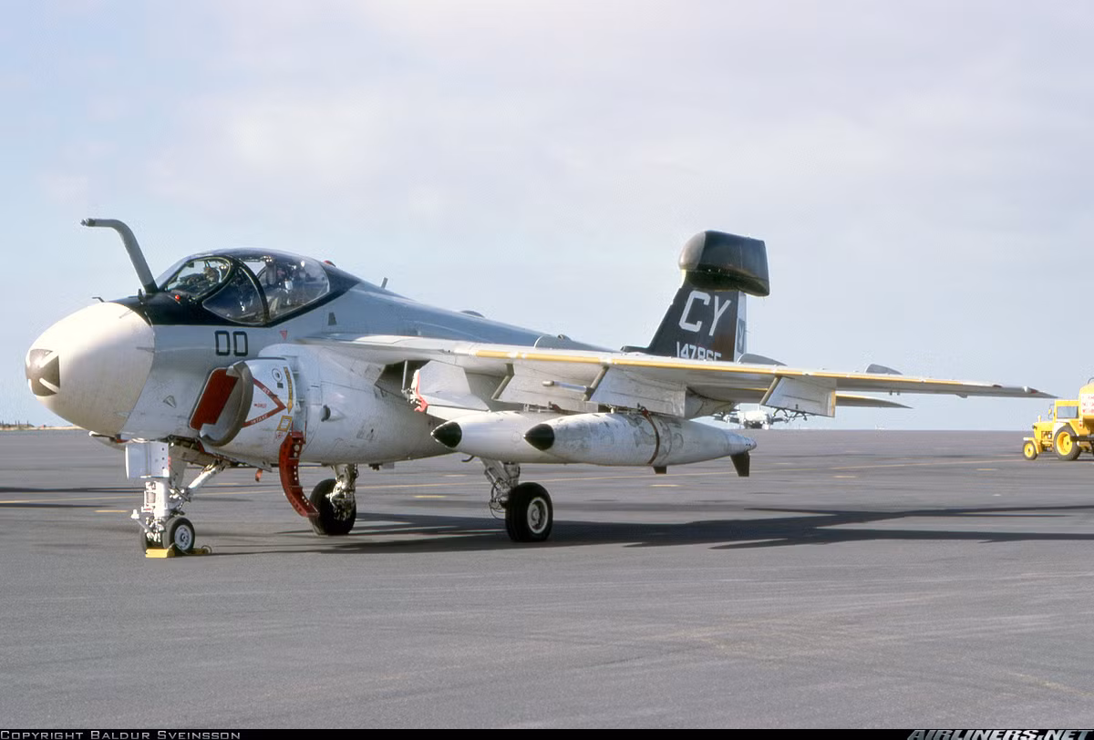 Tuong tan may bay cuong kich A-6 My dung trong CTVN (3)