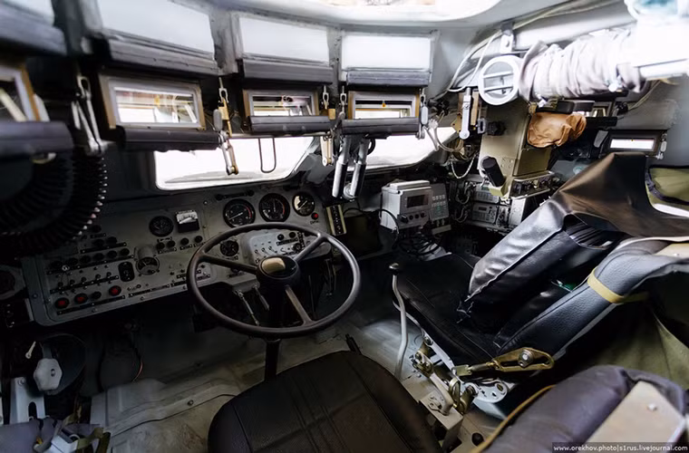 Cận cảnh bên trong buồng lái của một chiếc BTR-82A, không gian bên trong những chiếc xe bọc thép quân BTR của Nga khá hạn chế do đó nó được thiết kế để tận dụng tối đa mọi khoảng trống.