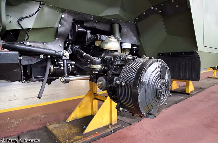 Cận cảnh cụm hệ thống treo phía trước của một chiếc Tiger-M.