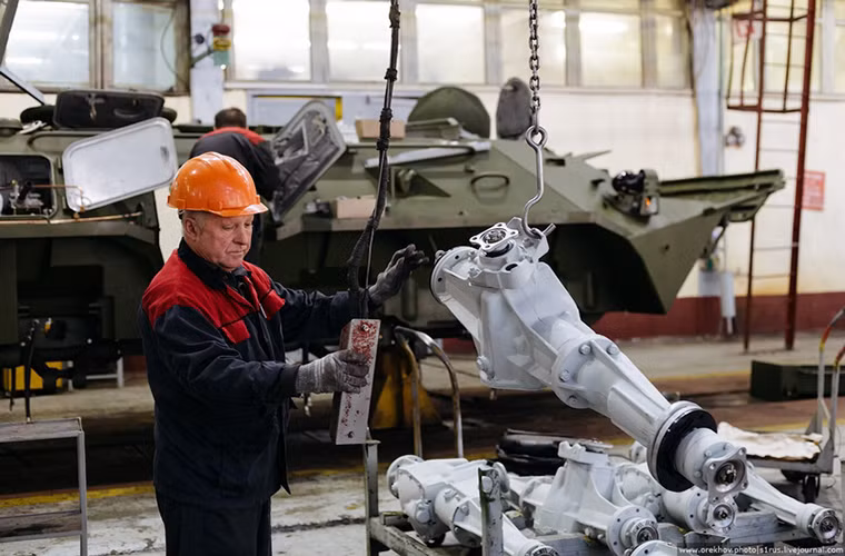 Một trong những công đoạn đầu tiên là chạy hệ thống dây điện bên trong xe, và sau đó là tới việc gắn các trục truyền động vào khung thân BTR có sẵn.