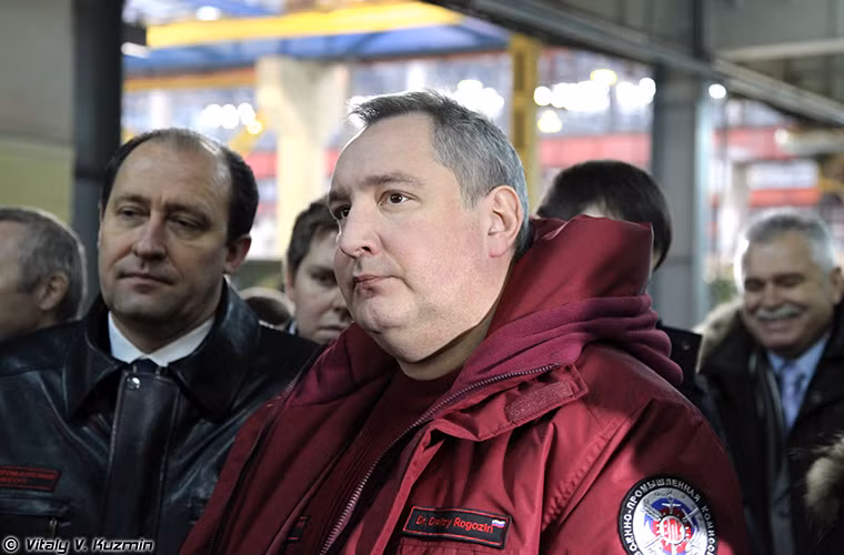 Trong ảnh là Phó Thủ tướng Nga Dmitry Rogozin trong một chuyến thăm Arzamas JSC. Được biết ông Dmitry Rogozin còn là người đứng đầu các vấn đề thuộc ngành công nghiệp quốc phòng Nga.