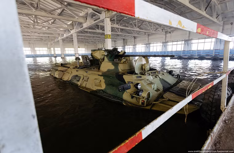 Một trong những thử nghiệm không thể thiếu đối với những chiếc BTR là khả năng lội nước.