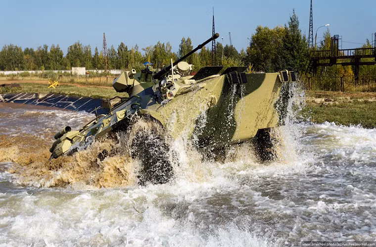 Công đoạn cuối cùng của một chiếc BTR tại Arzamas JSC là thử nghiệm thực địa. Với thời gian thử nghiệm kéo dài ít nhất 4 ngày với quảng đường 100km do chuyên gia nhà máy giám sát và 50km với đại diện giám sát của khách hàng đặt mua.