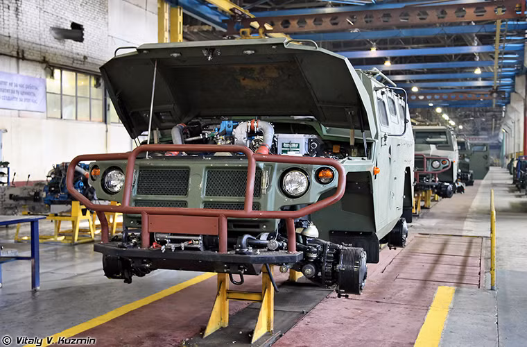 Giai đoạn đầu mới đưa vào sản xuất hàng loạt Tiger-M Arzamas JSC gặp hàng loạt các vấn đề liên quan đến chất lượng của dòng xe bọc thép này đối với các biến thể trong nước cũng như xuất khẩu. Nhưng sau đó các vấn đề này đã dần được khắc phục.