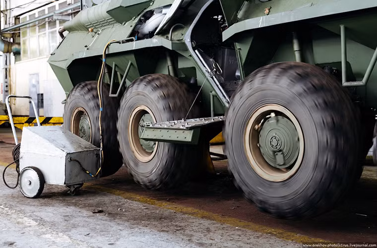 Sau khi được lắp động cơ, mỗi chiếc BTR đều được chạy không tải ngay trên dây chuyền nhằm kiểm tra sơ bộ khả năng hoạt động của động cơ.