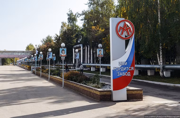 Nhà máy cơ khí Arzamas tiền thân của Arzamas JSC ngày nay được Liên Xô thành lập vào năm 1972, khi đi vào hoạt động Arzamas chủ yếu sản xuất các dòng xe hơi nội địa của Nga khi đó tuy nhiên đến năm 1980 nhà máy này bắt đầu sản xuất các dòng xe bọc thép chở quân đầu tiên của mình.