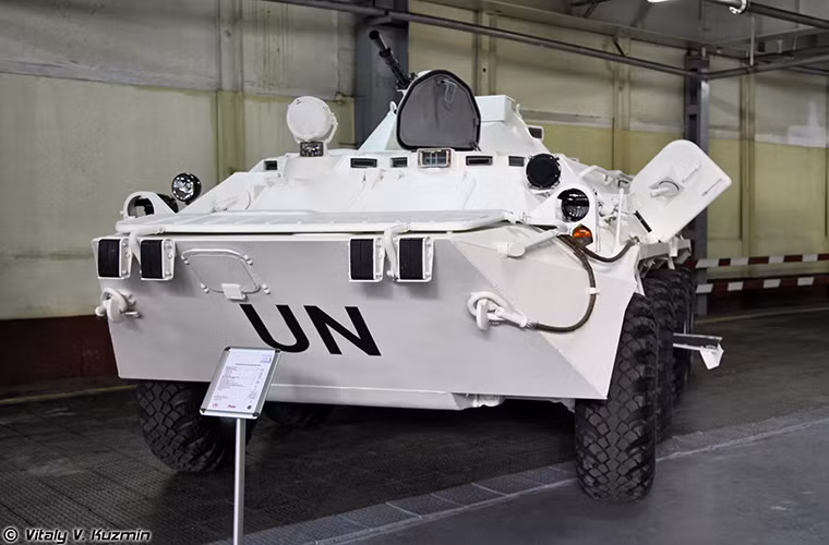 Trong ảnh là một chiếc xe bọc thép chở quân BTR-80 được Arzamas JSC sản xuất theo đơn đặt hàng của Liên Hợp Quốc.