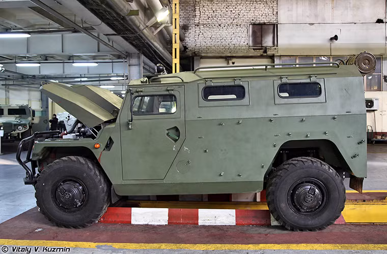 Tương tự như dây chuyền sản xuất BTR, phần khung thân bọc thép của những chiếc Tiger đều được Arzamas JSC sản xuất trước sau đó chúng được hoàn thiện qua từng công đoạn khác nhau.