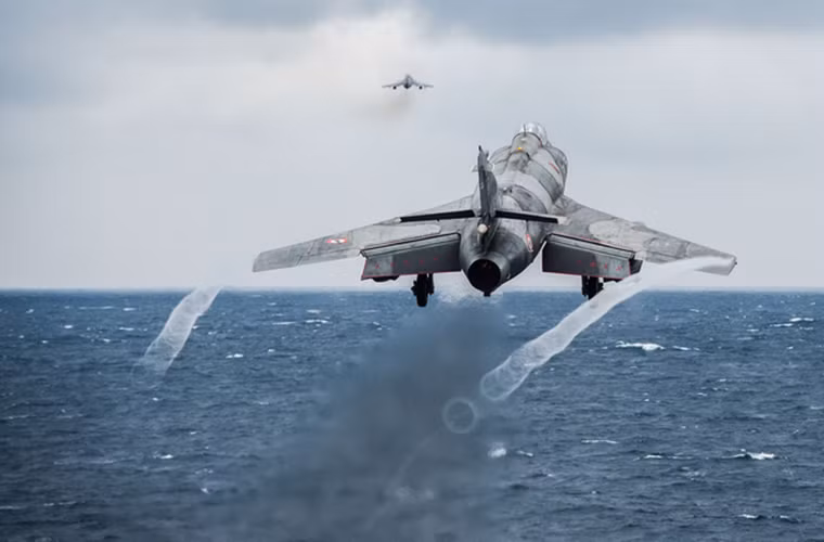 Những chiếc Super Etendard đầu tiên được Hải quân Pháp đưa vào hoạt động từ năm 1978 cho đến tận ngày nay, với hơn 70 chiếc được chuyển giao cho các phi đội máy bay chiến đấu thuộc lực lượng Không quân Hải quân Pháp