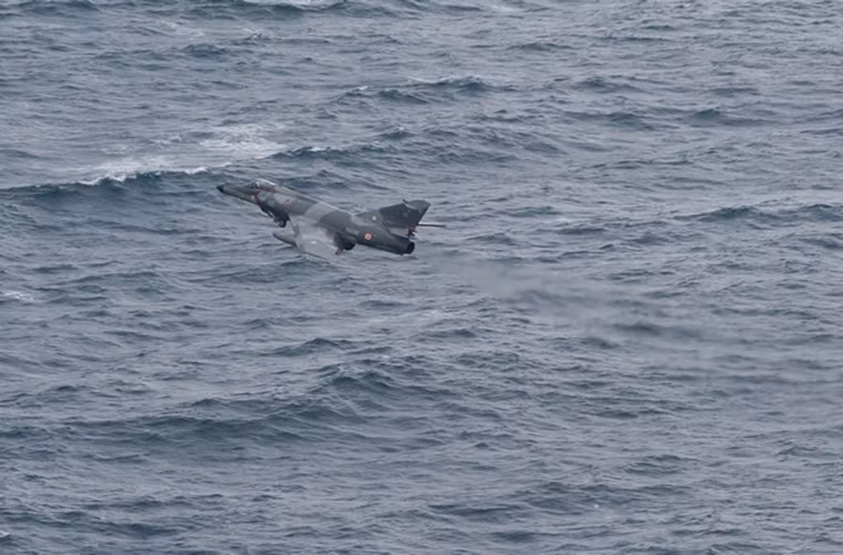 Những chiếc tiêm kích hạm Super Etendard cuối cùng sẽ ngưng hoạt động trong biên chế phi đội Flottille 17F vào tháng 7 năm nay và thay thế chúng là dòng tiêm kích trên hạm thế hệ mới Rafale M.