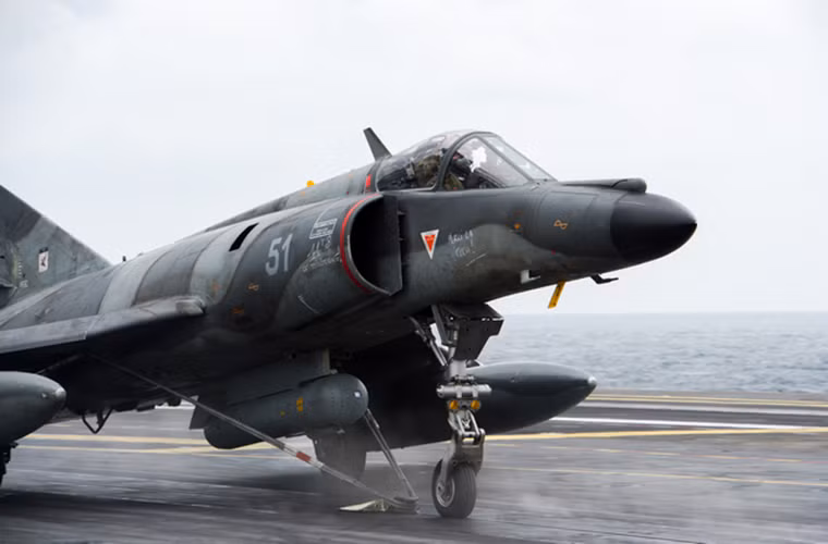 Trong tương lai gần, tàu sân bay Charles de Gaulle sẽ ngưng sử dụng hoàn toàn Super Etendard thuộc biên chế các phi đội 11F, 12F và 17F.
