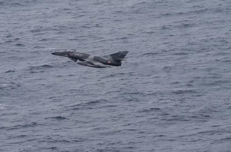 Một chiếc Super Etendard có tầm tác chiến hiệu quả là 850km, nó được trang bị một động cơ phản lực SNECMA Atar 8K-50 có công suất 11.025 lbf với tốc độ bay tối đa là 1.380km/h.