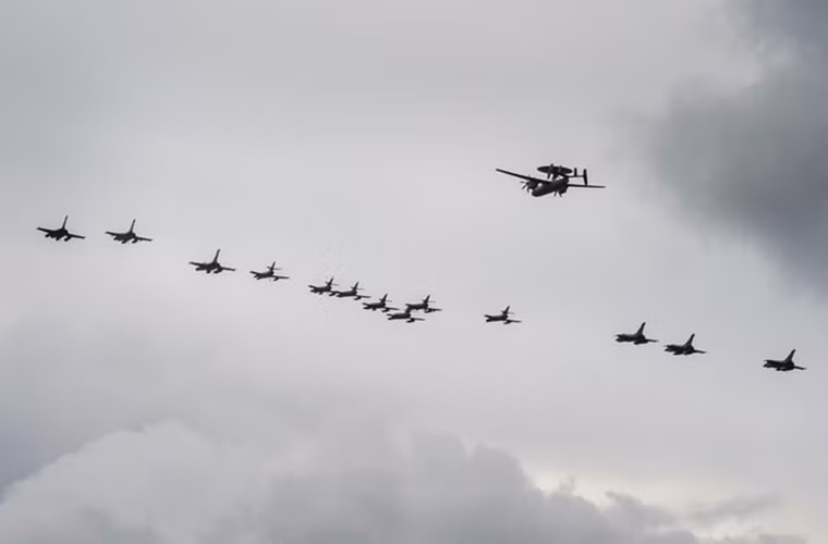 Theo Navy Recognition, Hải quân Pháp đã công bố những hình ảnh đầu tiên trong buổi lễ vĩnh biệt phi đội tiêm kích hạm Super Etendard Modernisé (SEM) diễn ra trên tàu sân bay hạt nhân Charles de Gaulle sau 38 năm phục vụ.