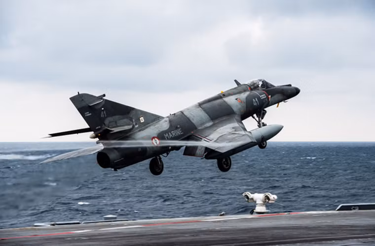 Super Etendard được Tập đoàn chế tạo máy bay Dassault Aviation của Pháp phát triển dựa trên dòng máy bay tấn công hạng nhẹ Dassault Etendard IV, nguyên mẫu Super Etendard đầu tiên thực hiện chuyến bay thử nghiệm đầu tiên của mình vào tháng 10/1974 và phải mất gần 4 năm sau đó nó mới được đưa vào trang bị.