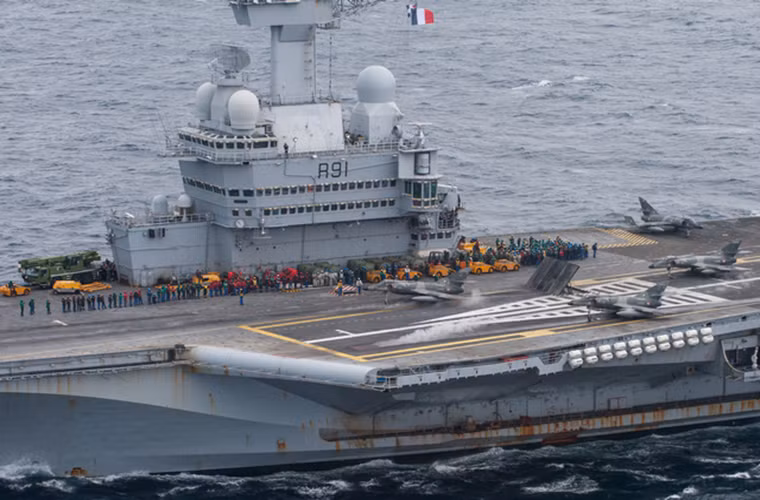 Một phát ngôn viên của Hải quân Pháp trả lời phỏng vấn Navy Recognition cho hay, buổi lễ diễn ra trên tàu sân bay Charles de Gaulle có sự tham gia của 8 chiếc Super Etendard thuộc phi đội Flottille 17F.