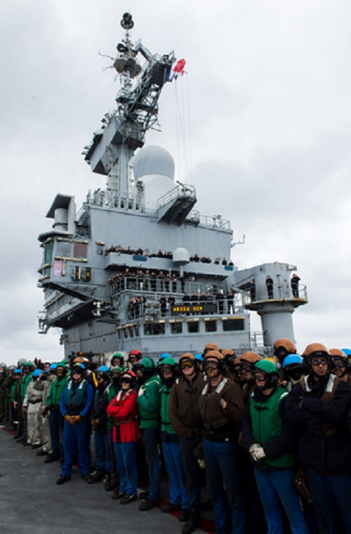 Dòng tiêm kích trên hạm Super Etendard được xem là người hùng của Hải quân Pháp trước khi mẫu tiêm kích đa năng Rafale xuất hiện. Với thiết kế của mình Super Etendard gần như là một dòng tiêm kích đa năng với khả năng thực hiện mọi nhiệm vụ trên không kể cả tấn công hạt nhân chiến thuật. Trong ảnh là các thủy thủ trên tàu Charles de Gaulle tham gia buổi lễ từ biệt Super Etendard.