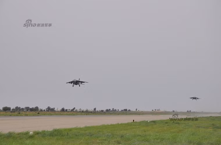 Bên cạnh F-7, Không quân Nigeria còn sở hữu phi đội 12 chiếc máy bay chiến đấu hạng nhẹ Alpha Jet. Dù đưa đặt mua F-7 từ năm 2005 nhưng đến 2008 Nigeria mới cử đoàn phi công đầu tiên sang Trung Quốc để đào tạo.