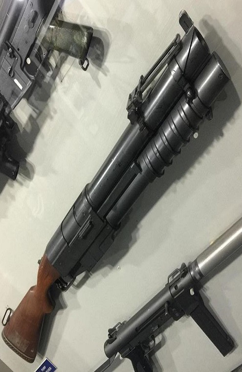 Súng phóng lựu China Lake có chiều dài 875mm, nòng dài 356mm, trọng lượng khi chưa có đạn của nó chỉ 3.7kg, cơ chế bắn của China Lake là nạp đạn bằng hơi tương tự như trên các mẫu shotgun. Nó có tốc độ bắn khoảng 15 phát/phút với sơ tốc đầu đạn 76m/s.