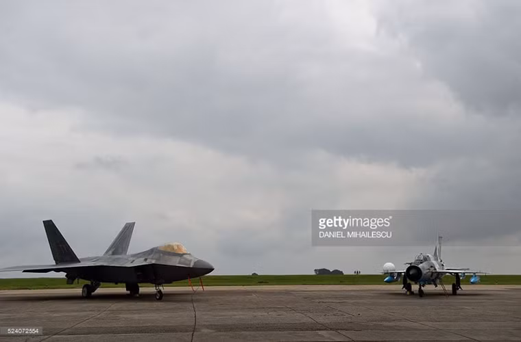 Dự kiến sẽ có ít nhất 22.000 quân Mỹ sẽ quá cảnh tại Romania trong tiến trình rút quân khỏi Afghanistan con số này có thể tăng lên đến 30.000 trong giai đoạn cuối của tiến trình này. Trong ảnh là F-22 và một chiếc tiêm kích MiG-21 của Không quân Romania.