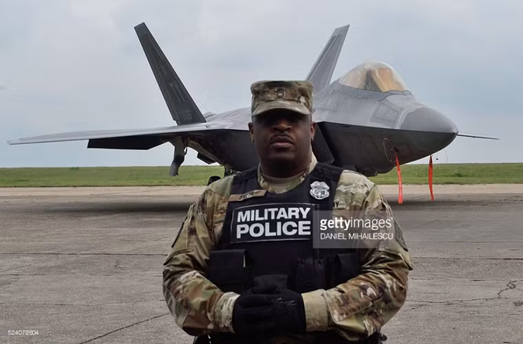 Quân cảnh Mỹ đứng trước một chiếc F-22 tại Mihail Kogalniceanu.