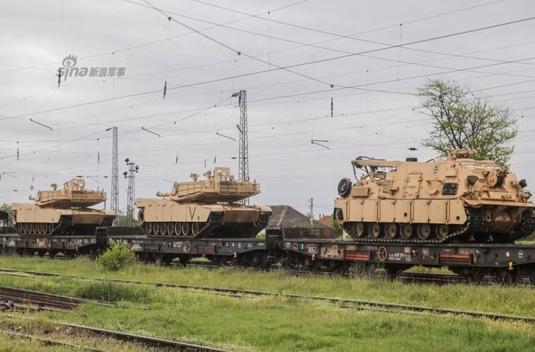 Theo trang mạng quân sự Sina, vào cuối tháng vừa rồi, Quân đội Mỹ đã chuyển số lượng lớn các vũ khí tối tân gồm xe tăng chiến đấu chủ lực M1A1, xe bọc thép Stryker và số lượng lớn xe bọc thép khác đến Bulgaria bằng đường sắt và tập kết chúng tại căn cứ quân sự Novo Selo của quốc gia Đông Âu này.