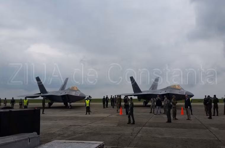 Cận cảnh hai chiếc F-22 của Không quân Mỹ tại căn cứ không quân Mihail Kogalniceanu của Romania.