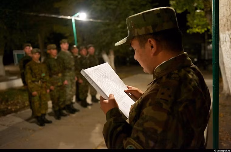 Lực lượng Biên phòng Kazakhstan hiện tại phải quản lý hơn 15.000km đường biên giới giáp với năm nước và hầu hết các đồn biên phòng của nước này đều nằm ở vùng núi tách biệt so với thế giới bên ngoài.