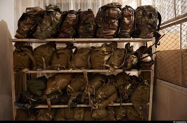 Quân số ở đây có thể dao dộng từ 20-30 binh sĩ. Hình ảnh bên trong kho chứa quân trang ở Makanchi.