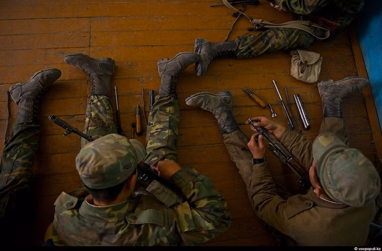 Hình ảnh lính biên phòng Kazakhstan bảo dưỡng những khẩu AK-74 của mình.