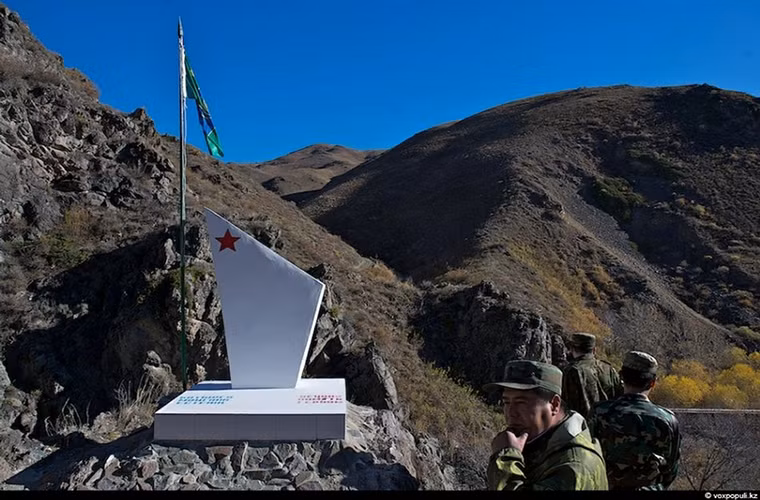 Một cột mốc biên giới giữa Kazakhstan và Trung Quốc ngọn đồi phía bên kia chính là lãnh thổ của Trung Quốc.