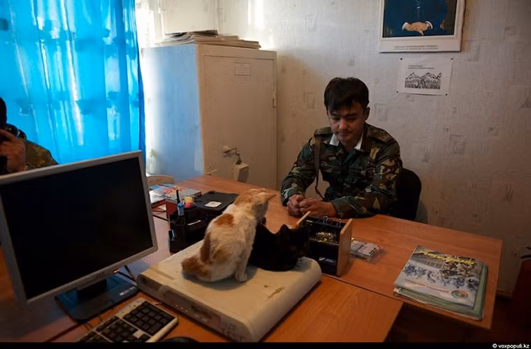 Phòng dành chỉ huy đồn cùng chiếc máy tính hiếm hoi ở đây cũng không rõ nó có hoạt động được hay không.