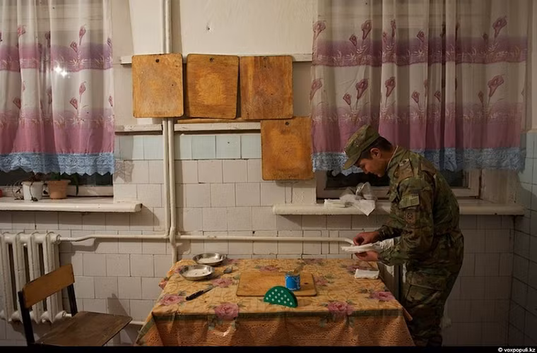 Theo các binh sĩ đóng quân ở Makanchi cuộc sống ở đây khá yên tĩnh, tỉ lệ tội phạm hoạt động dọc biên giới cũng khá thấp.