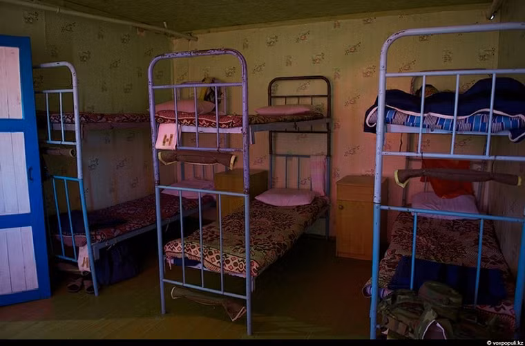 Phòng ngủ tập thể của lính biên phòng Makanchi cơ sở hạ tầng ở đây khá tệ.