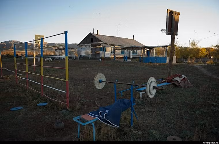 Một góc sân thể thao ở đồn Makanchi mọi vật dụng thậm chí cả tòa nhà gần đó đều đã khá cũ kỹ.