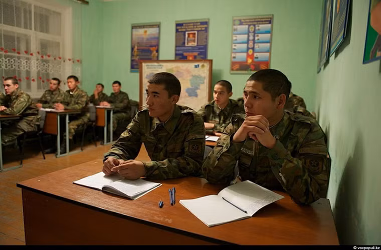 Trong tình huống có xung đột nổ ra các chiến sĩ biên phòng ở Makanchi phải sẵn sàng tham chiến trong vòng 30 phút. Họ cũng không có kỳ nghỉ phép thường xuyên mà thay vào đó là các kỳ nghỉ phép dài ngày từ 2-3 tháng luôn phiên nhau.