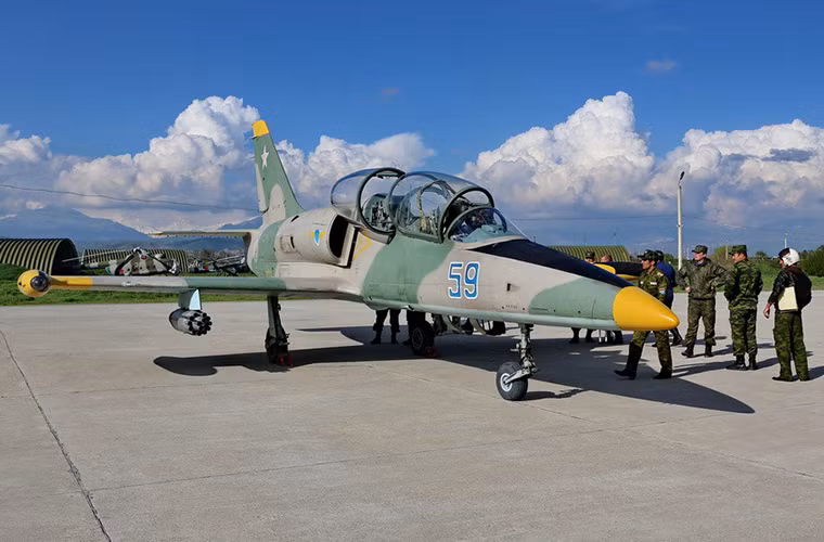 Trong ảnh là một chiếc L-39 của Không quân Tajikistan với hai pod rocket UB-16-57UMP 57mm.