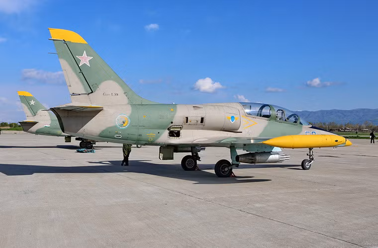 Trên những chiếc L-39 của Tajikistan ta vẫn có thể thấy cờ hiệu của Không quân Liên Xô trước đây, điều này chứng tỏ số máy bay này đã có thời gian hoạt động khá lâu trước khi được chuyển cho Không quân Tajikistan.