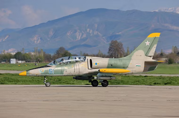 Tajikistan cũng là lực lượng vũ trang thuộc hàng yếu kém nhất vùng Trung Á với quân số chỉ khoảng 5.000 quân. Thế nên, an ninh quốc gia nước này đa phần dựa vào Nga.